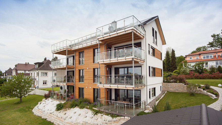Edificio de varias viviendas construido con marcos de madera por la empresa Holzhaus Bonndorf