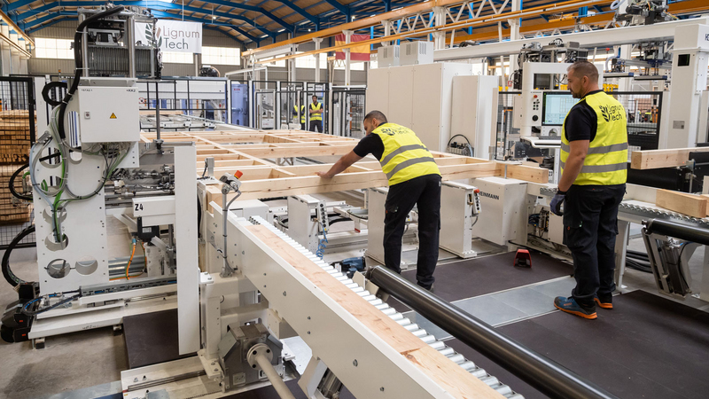 The framing station ensures consistently high precision and maximum efficiency in the creation of the framing units. Copyright: Lignumtech