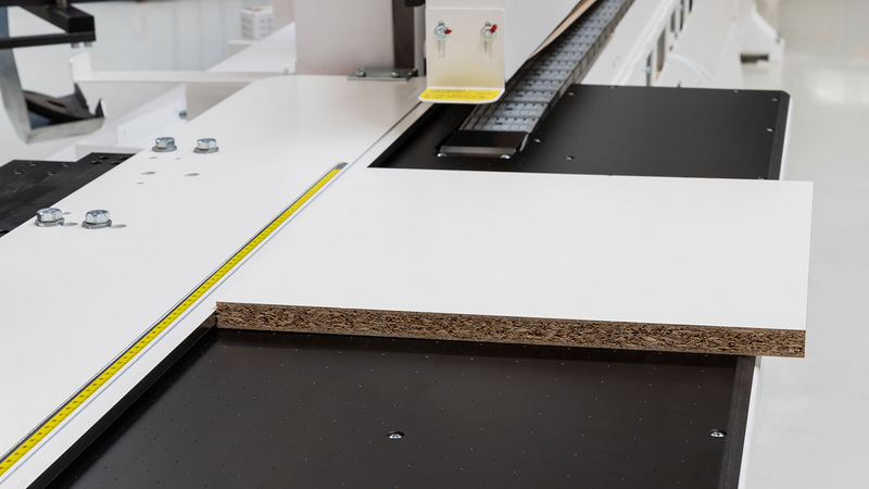 Pacote ergonômico: mesa com almofada de ar na entrada e saída  