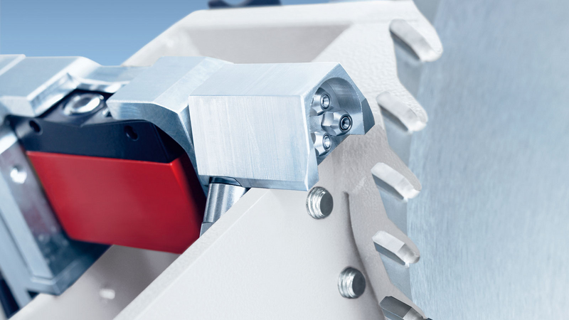 Saw carriage with integrated minimal spray device for the main saw blade