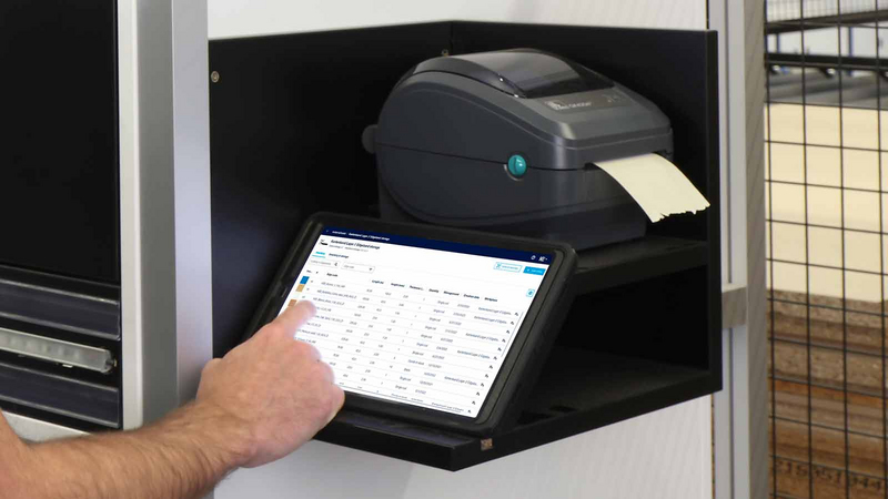 La aplicación materialAssist permite organizar las cintas de cantos en la estantería y se maneja mediante una tablet.