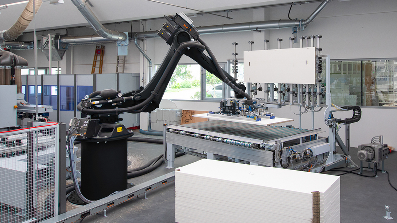 Manuseio robotizado FEEDBOT no centro de processamento CNC | HOMAG