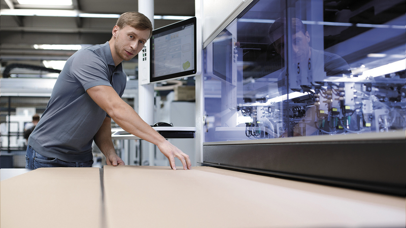 HOMAG 的纸箱裁切机 PAQTEQ C-250 能够为产品准时生产量身定制的纸箱包装，切割、打孔和压线一气呵成。