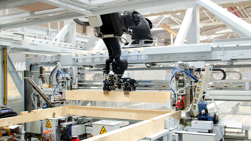 Le robot insère les montants nécessaires dans le cadre de manière entièrement automatique. Le robot insère les montants nécessaires dans le cadre de manière entièrement automatique.