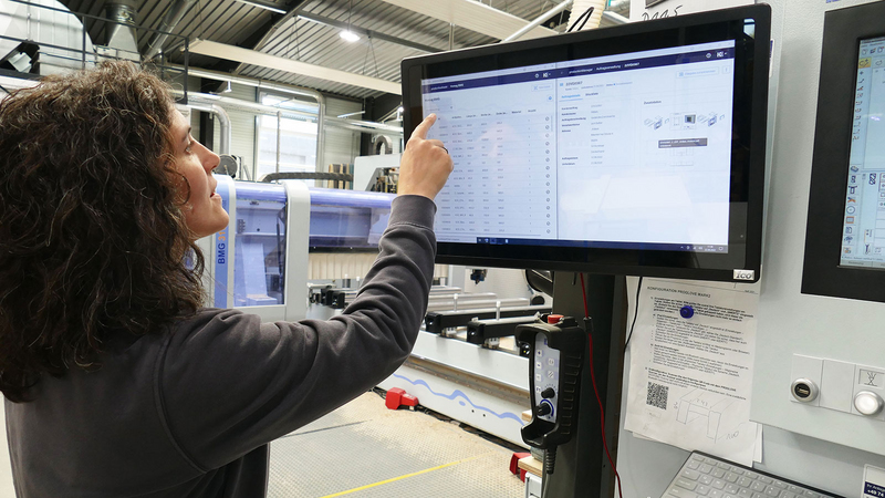 Katharina Höppner can use productionManager in conjunction with productionAssist Feedback not only during work preparation, but also in production (left: productionAssist Feedback, right: productionManager)