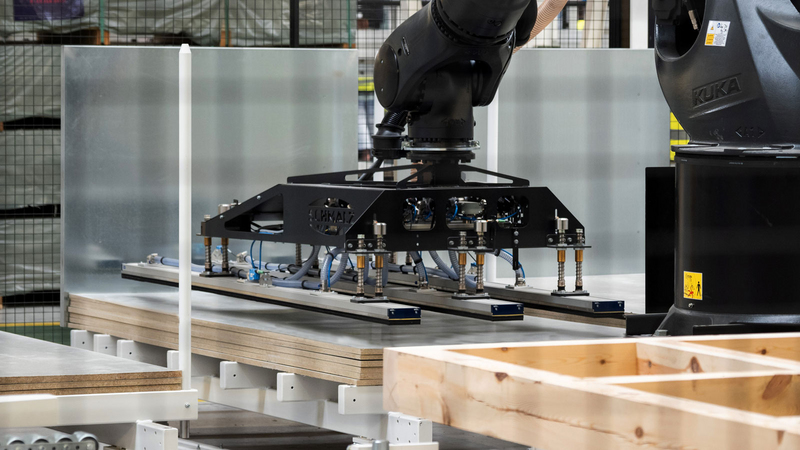 Thanks to the FEEDBOT-W500, the planking of the elements can now be applied fully automatically. Copyright: Lignumtech