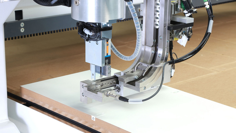 Flush-stik, fittings eller hængsler kan føres ind på CNC-maskinen.