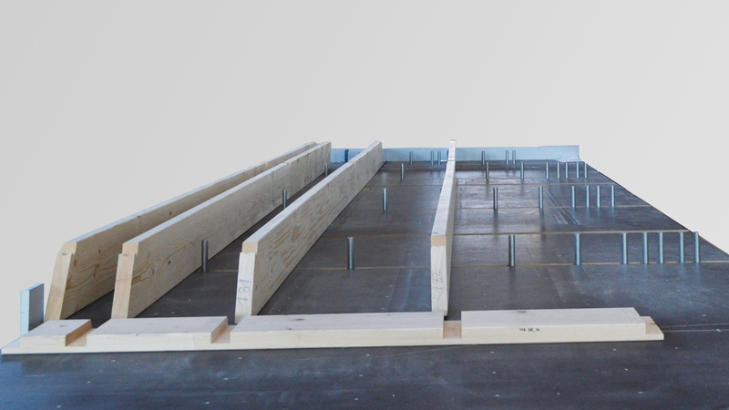 屋根および舗床テーブル BUILDTEQ F-500 - NC 制御クランプシステムにより、バーの固定と調整を完全自動化。
