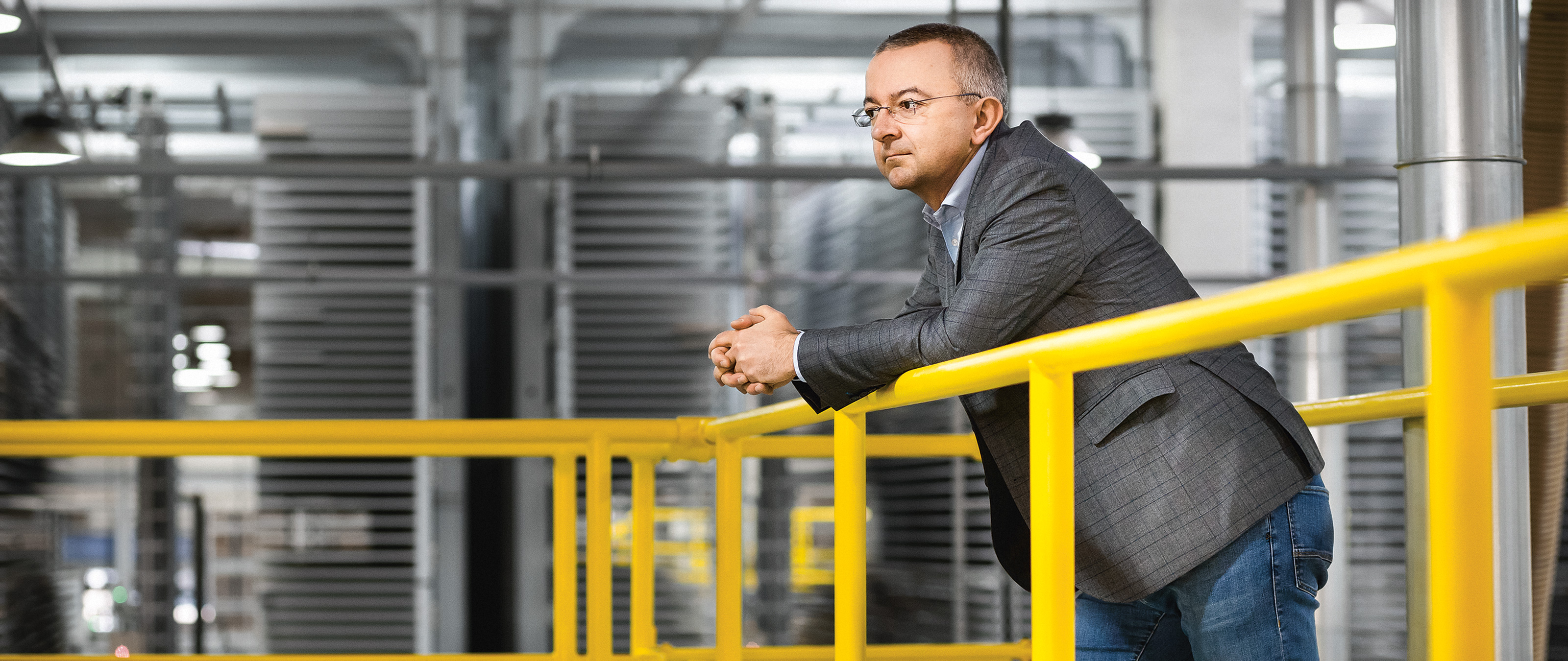 Jerzy Krzanowski, Mitinhaber der Nowy Styl Group, überblickt von der gelben Stahlplattform die gesamte Fertigungslinie. Besuchern zeigt er von hier oben gerne die reibungslosen Abläufe im Werk.