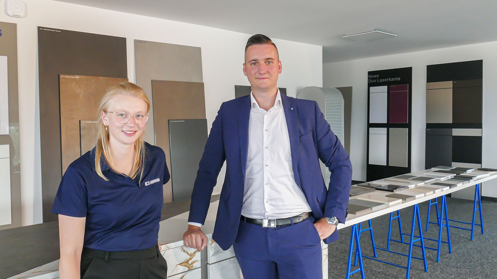 Together, Rebecca Fischer (left), an employee in work preparation, and Managing Director Phillip Schuon (right) ensure that the digital overview is provided.