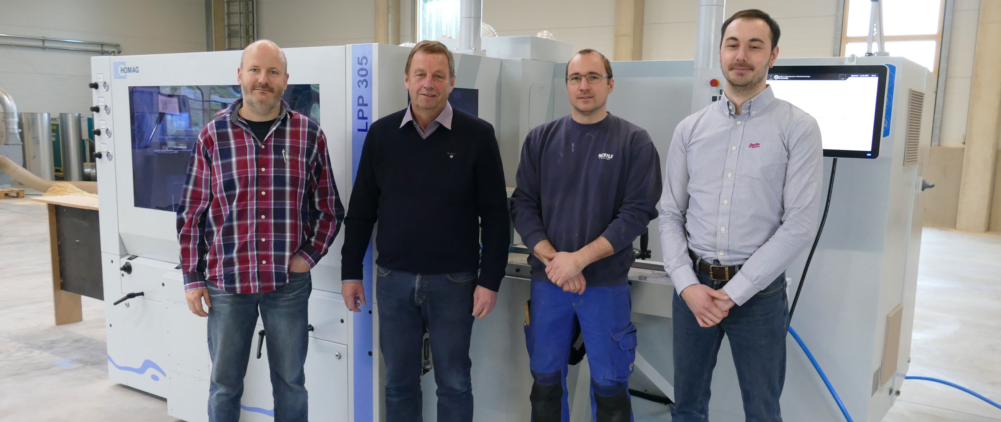 Od lewej do prawej: Volker Pfefferle (kierownik koordynacji pracy w zakresie okien drewnianych i drewniano-aluminiowych), prezes Jürgen Nestle, Carsten Rosner (kierownik produkcji działu drewno), Johannes Lang (dyrektor ds. produktu w zakresie strugarek)