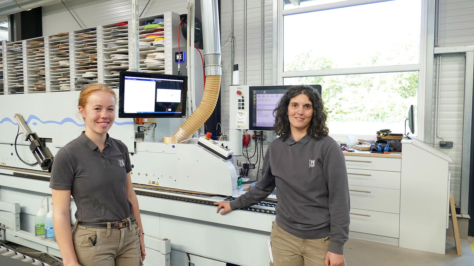 Luisa Schäfer (left) and Katharina Höppner (right) work with HOMAG digital products daily 