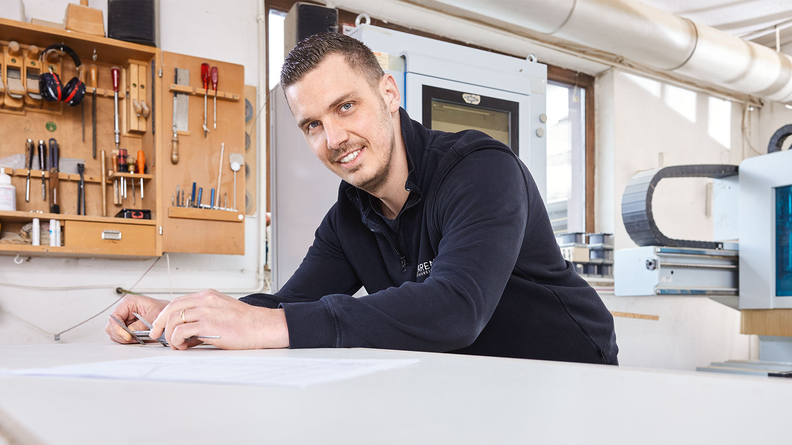 Arens joinery, Owner Niklas Arens - Edge banding machine EDGETEQ S-200 | HOMAG