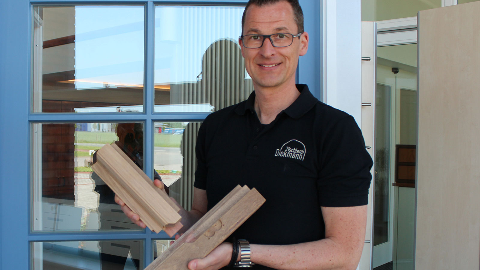 Fenster und Innenausbau aus einer Hand: Jürgen Diekmann hat Freude an der neuen Eckverbindung und der CNC-Komplettbearbeitung