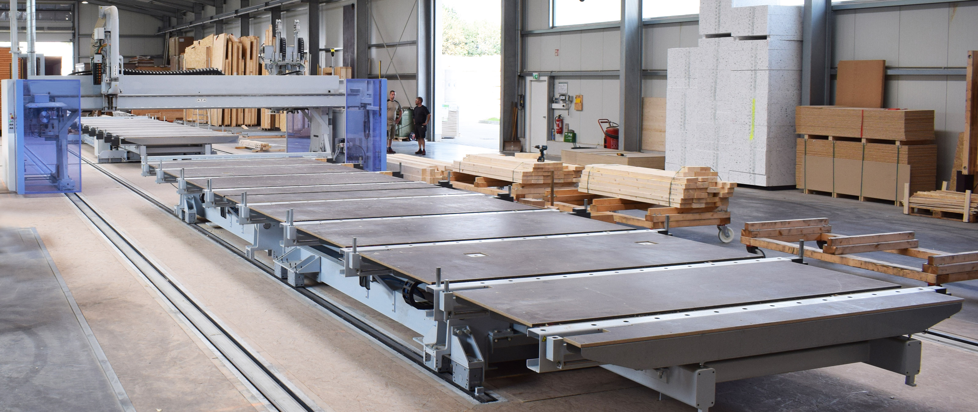 Across an area of 34 m x 9 m, the compact system is used to manufacture closed and open elements.