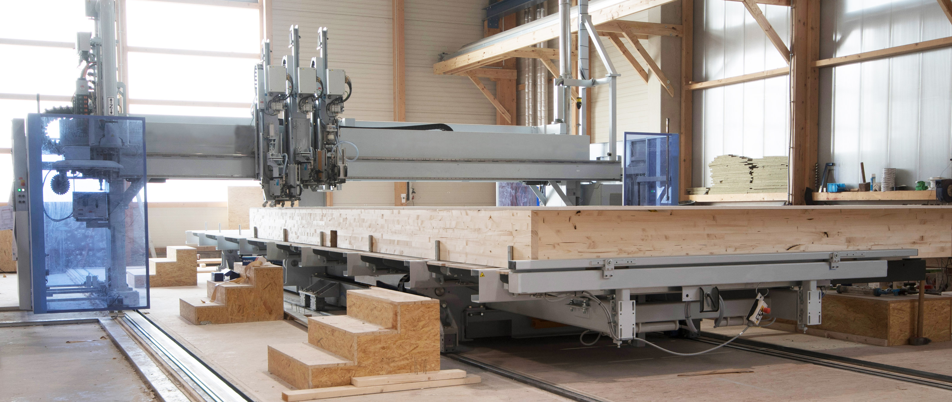 The compact system at the timber construction company consists of a multifunction bridge and a carpentry table.