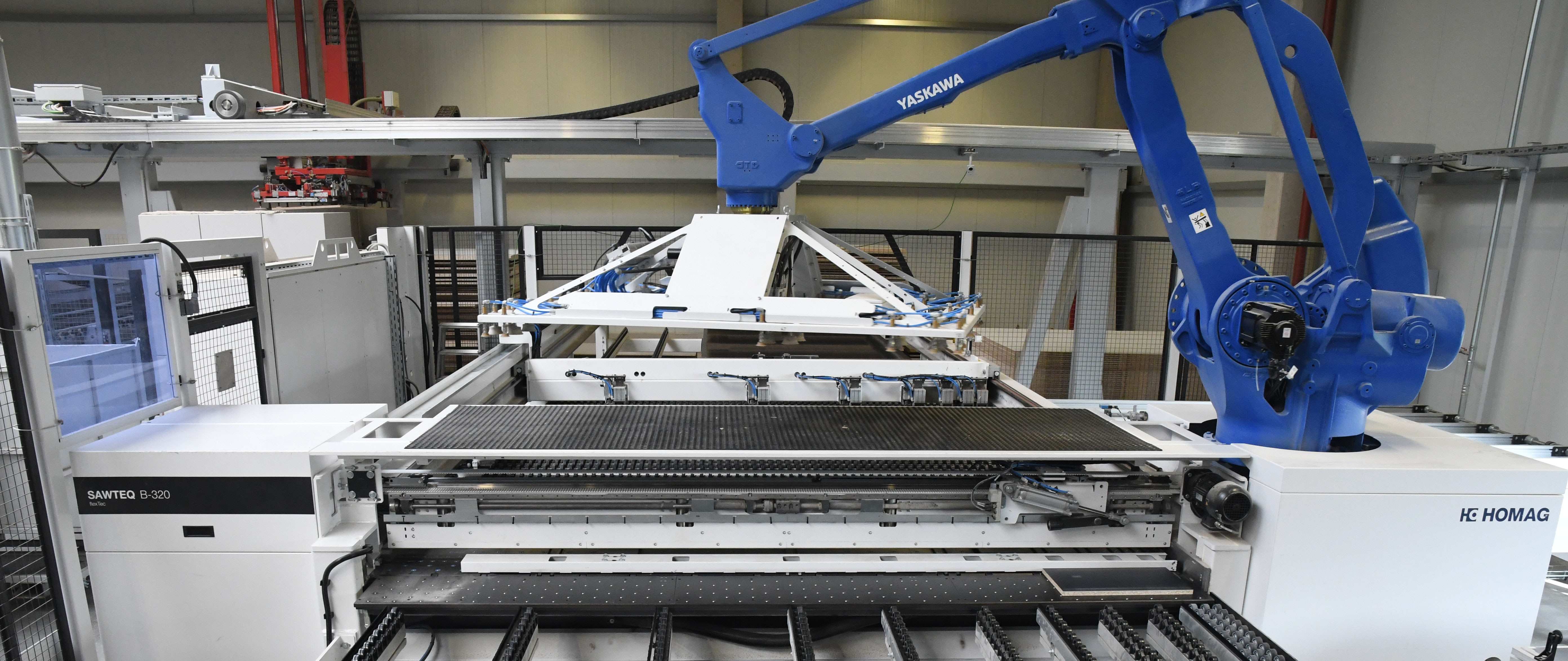 Раскрой при изготовлении индивидуальной продукции на производстве horatec почти полностью выполняется двумя роботизированными пильными центрами HOMAG типа SAWTEQ B-320 ﬂexTec.
