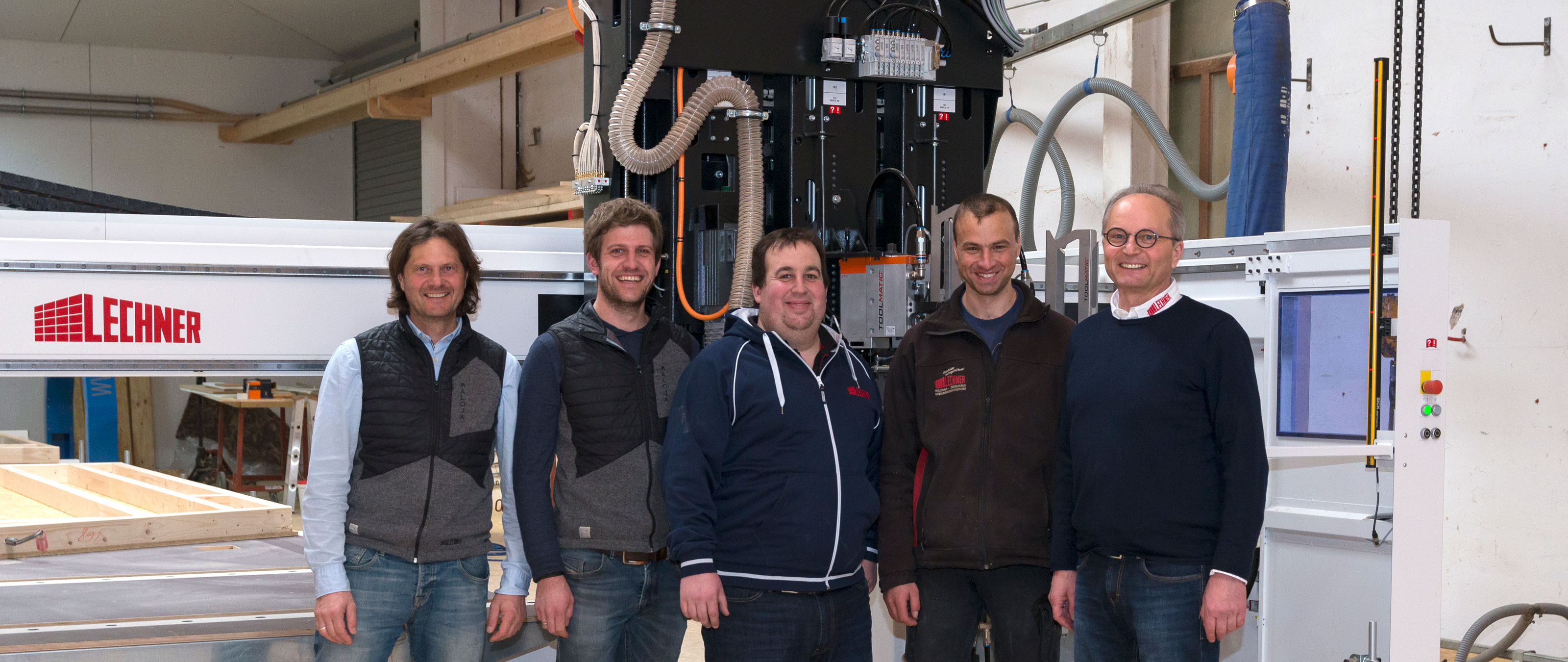 Les collaborateurs de Thomas Lechner sont fiers de leur nouveau pont de maître charpentier WALLTEQ M-120.