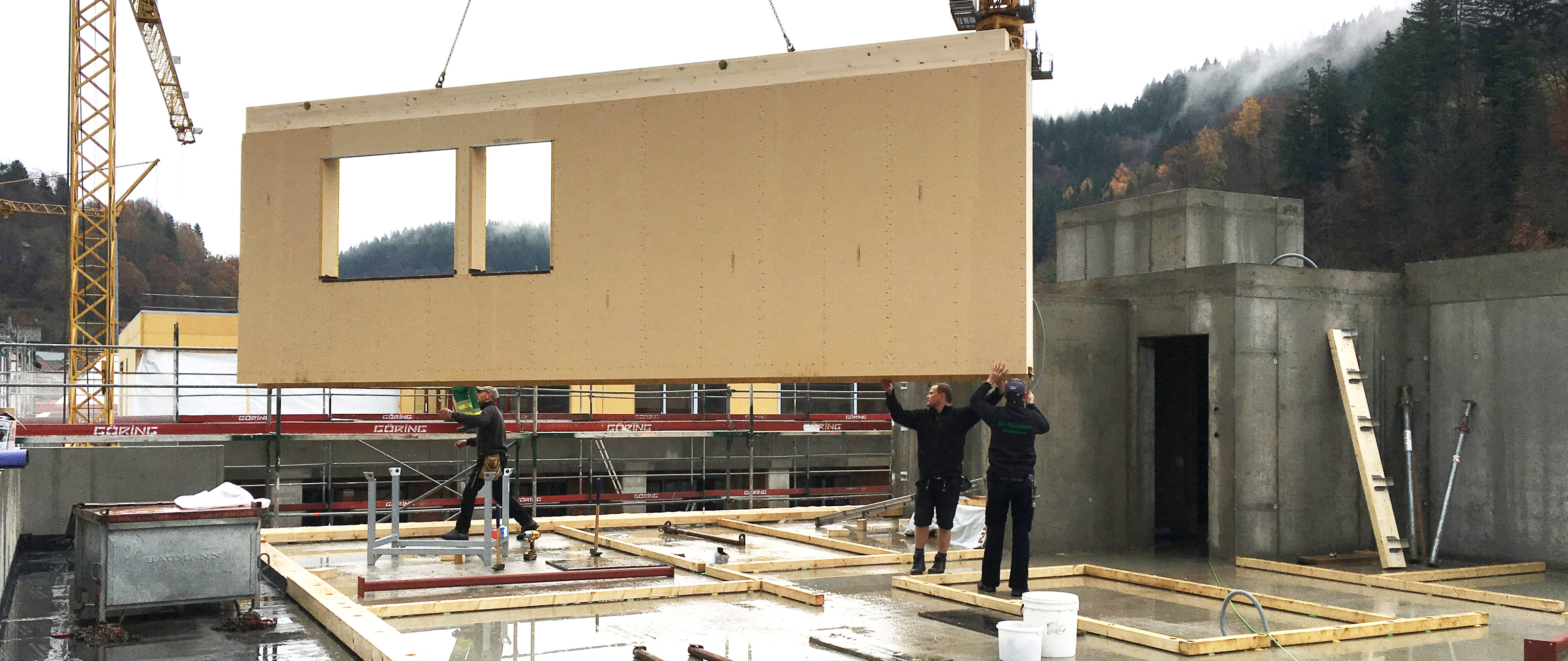 Les éléments fermés des deux côtés sont montés sur le chantier.