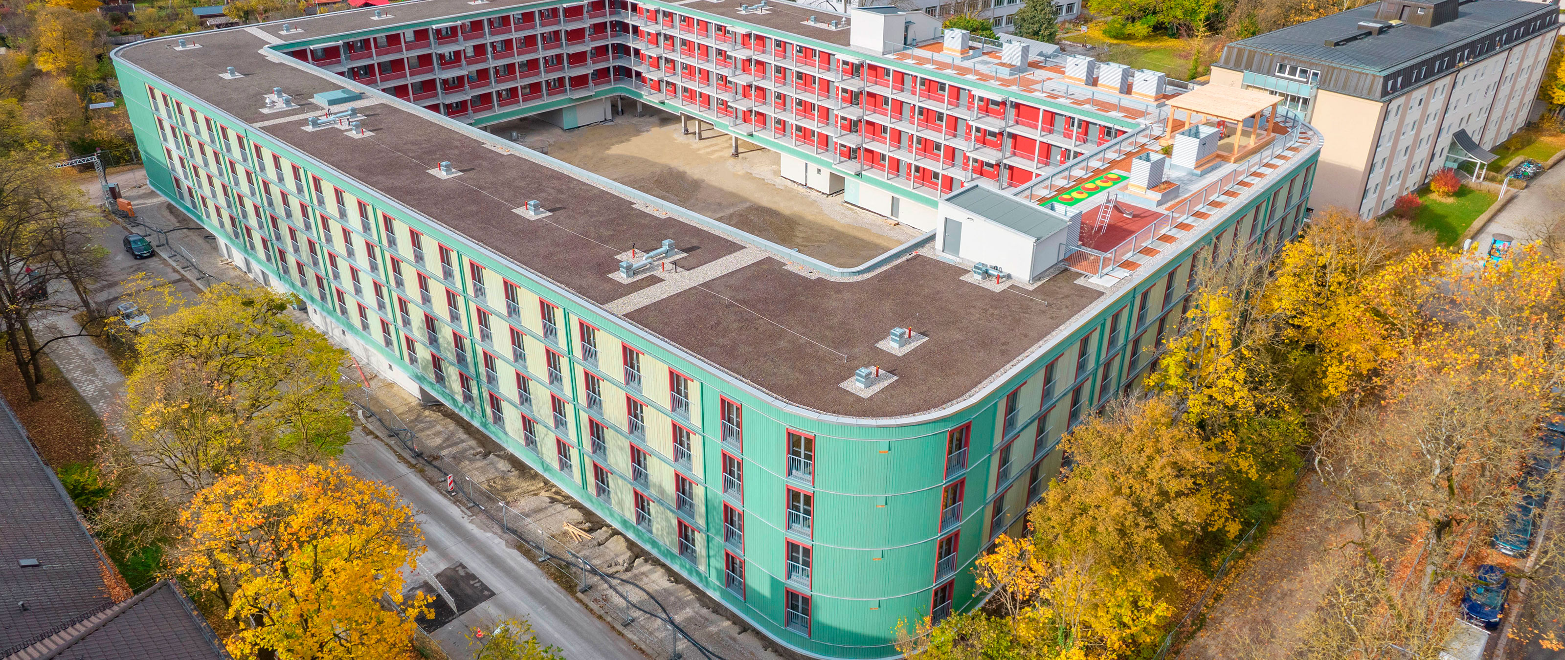 Edificio de varias plantas en madera el Dantebad en Múnich
