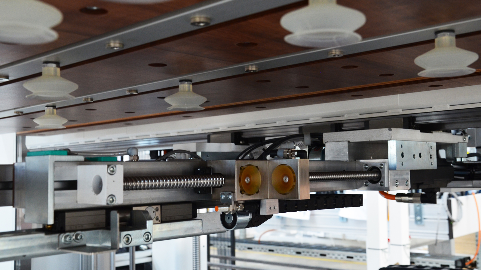 The carriage in the top pressure picks up the pages after the turning process and guides them into the pressing area.