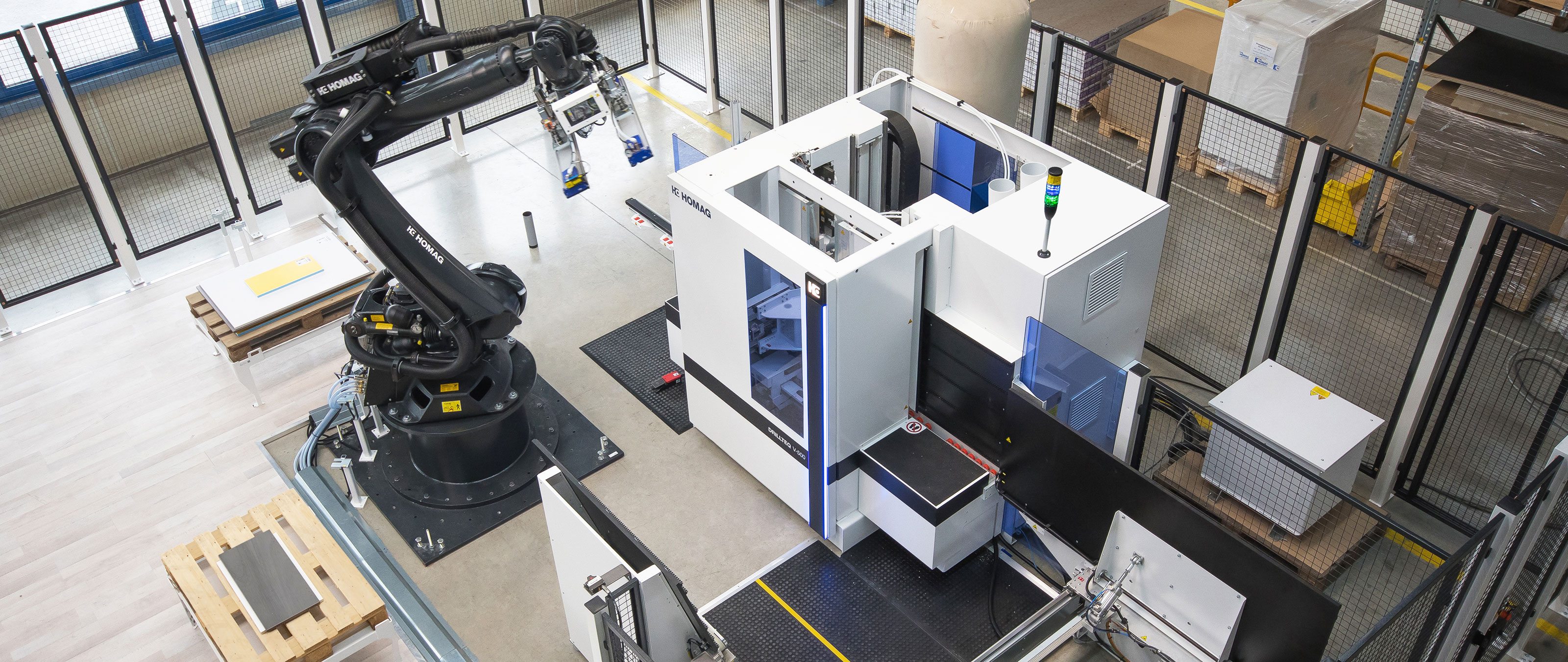 Robothåndteringssystemet FEEDBOT D-300 på det vertikale CNC-bearbejdningscenter DRILLTEQ V-500