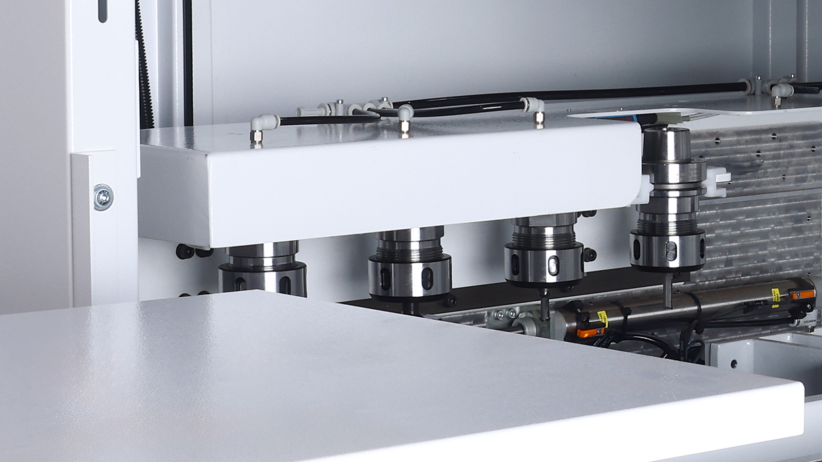 4-fold linear tool changer for the processing spindle