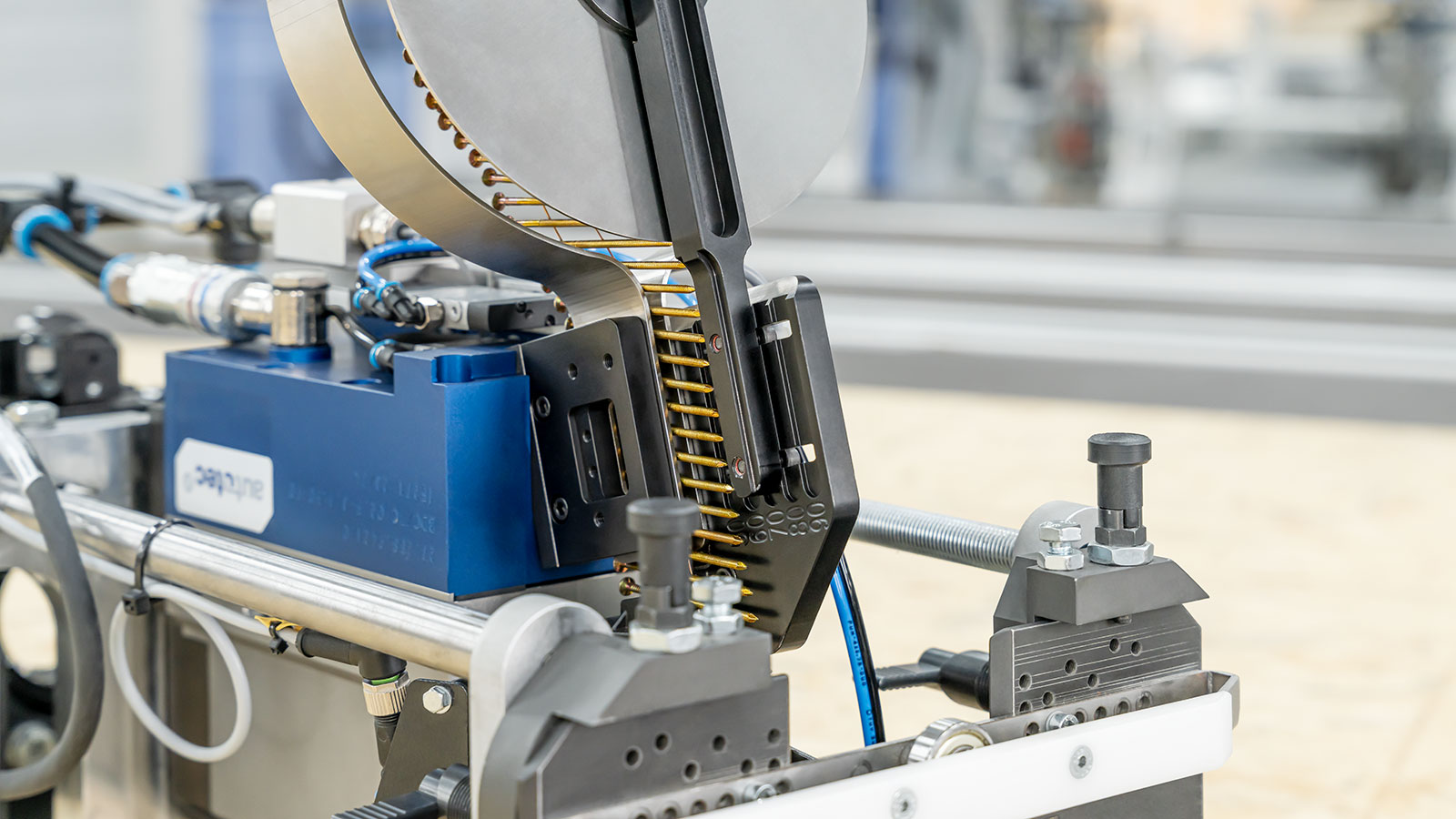 Cloueuse à bobine dans le sabot de façade