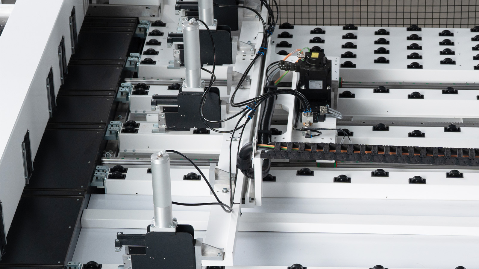 Robust clamps position panels accurately at the cutting line. Upper clamping elements lower horizontally and a secure grip whether cutting a single panel or multiple panels together. Built for continuous multi-shift operation.